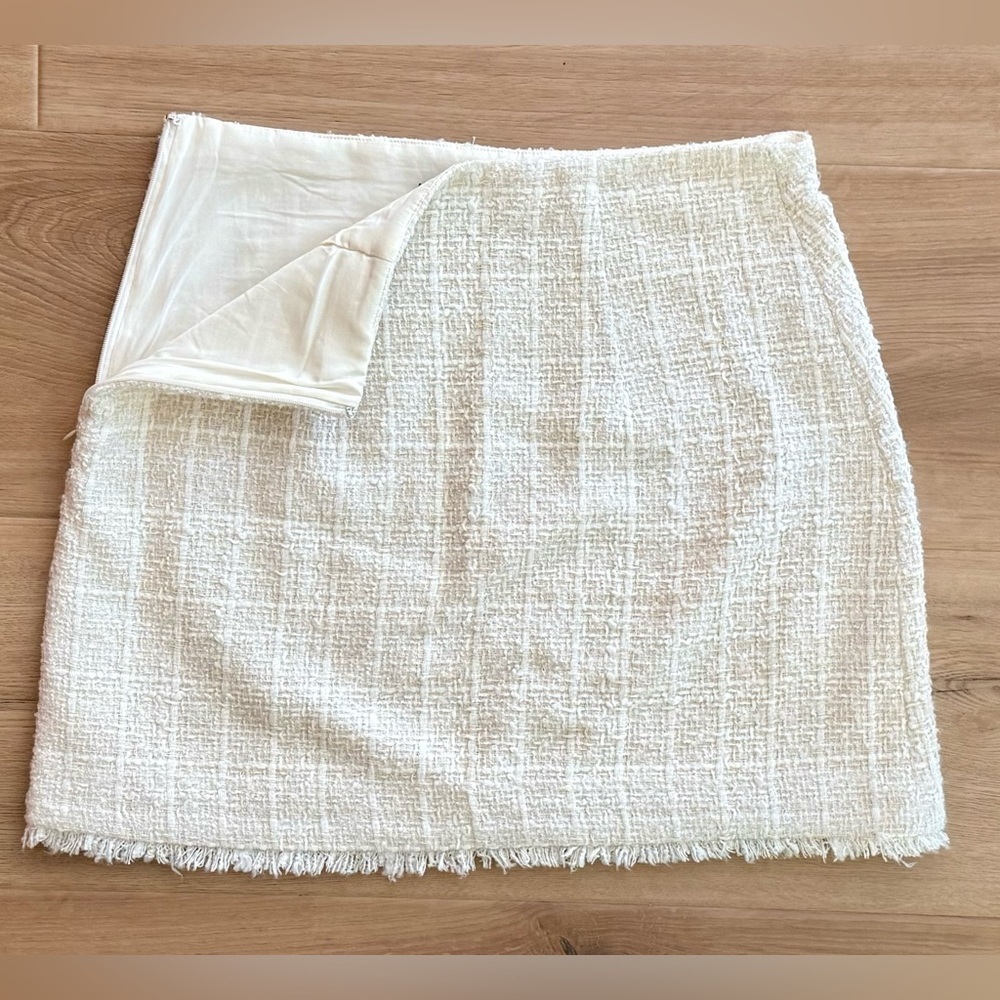 EXPRESS Ivory Tweed Mini Skirt Size 6 - Picture 2 of 4